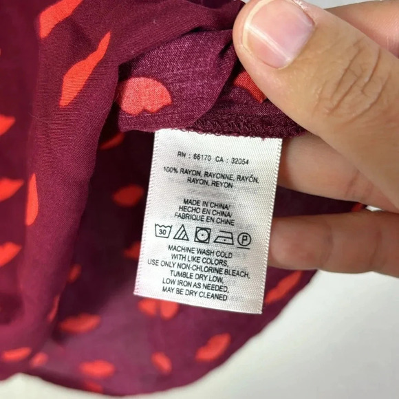 Anthropologie Maeve Burgundy Sleeveless Lips Print Sweetheart Blouse Top Size 0 - Picture 6 of 9